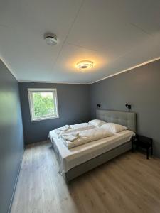 Ένα ή περισσότερα κρεβάτια σε δωμάτιο στο Loen Panorama