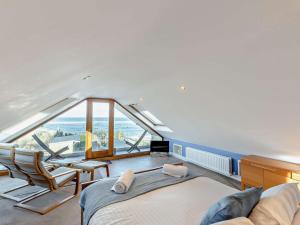 1 dormitorio con 2 camas y ventana grande en 4 Bed in Cresswell 90739, en Cresswell