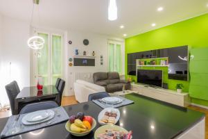 a living room with a green accent wall at Giacosa, 71 – Comodo appartamento per 6 in Milan