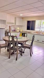 Fotografija u galeriji objekta Sabah homestay 16pax stay near Imago 15minutes strong WiFi Gathering Environment house u gradu Kota Kinabalu