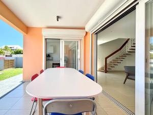 Fotografie z fotogalerie ubytování Villa Émeraude - Vue sur Piscine et Jacuzzi privé v destinaci Baie-Mahault