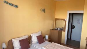 Postel nebo postele na pokoji v ubytování Manuela Ifjúsági Hotel