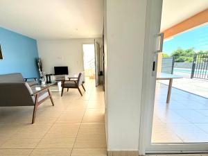 Balkón nebo terasa v ubytování Villa Émeraude - Vue sur Piscine et Jacuzzi privé