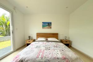 Postel nebo postele na pokoji v ubytování Villa Émeraude - Vue sur Piscine et Jacuzzi privé