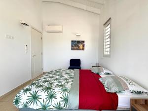 Postel nebo postele na pokoji v ubytování Villa Émeraude - Vue sur Piscine et Jacuzzi privé