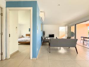 Postel nebo postele na pokoji v ubytování Villa Émeraude - Vue sur Piscine et Jacuzzi privé