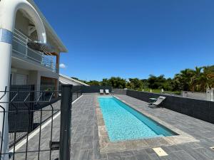 Bazén v ubytování Villa Émeraude - Vue sur Piscine et Jacuzzi privé nebo v jeho okolí