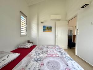 Postel nebo postele na pokoji v ubytování Villa Émeraude - Vue sur Piscine et Jacuzzi privé