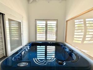 Fotografie z fotogalerie ubytování Villa Émeraude - Vue sur Piscine et Jacuzzi privé v destinaci Baie-Mahault
