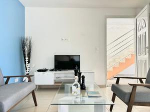 TV a/nebo společenská místnost v ubytování Villa Émeraude - Vue sur Piscine et Jacuzzi privé