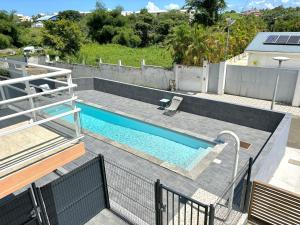 Bazén v ubytování Villa Émeraude - Vue sur Piscine et Jacuzzi privé nebo v jeho okolí
