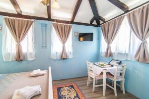 TV a/nebo společenská místnost v ubytování Giovanna Boutique Rooms & Pool