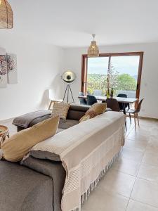 un salon avec deux canapés et une table dans l'établissement Maison U CASTAGNU, à Santa-Reparata-di-Balagna