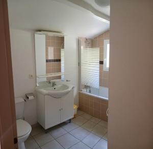 un baño con lavabo e inodoro en Résidence Goélia Domaine des Oyats, en Longeville-sur-Mer 13 fotos más
