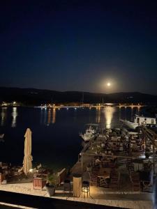 un puerto deportivo por la noche con barcos en el agua en MARVINA en Limiá