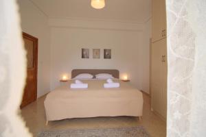 a bedroom with a bed with two white towels at Jasmine Sol Retreat in Delvinë