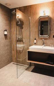 ein Badezimmer mit einer Badewanne und einem Waschbecken in der Unterkunft Zoomers aan het Bos in Castricum