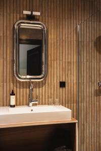 a bathroom with a sink and a mirror at Zoomers aan het Bos in Castricum