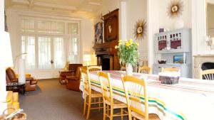 a living room with a table with chairs and a fireplace at Abri du Passant in Roubaix