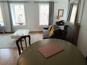 ein Wohnzimmer mit einem Tisch und einem Sofa in der Unterkunft Mer&Campagne Wimille in Wimille