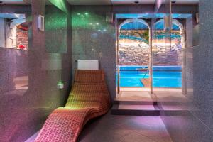 Bazén v ubytovaní Chata Walczaków -Blue Cave Cottage alebo v jeho blízkosti