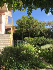 un giardino di fronte a una casa di Casa Righetti a La Spezia
