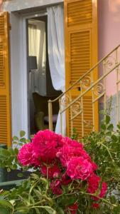 un mazzo di fiori rosa davanti a un balcone di Casa Righetti a La Spezia