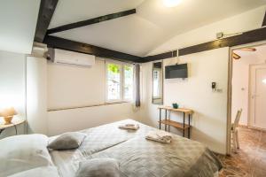 Postel nebo postele na pokoji v ubytování Giovanna Boutique Rooms & Pool
