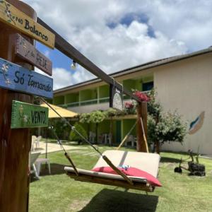 a hammock in the yard of a house at Pousada Solar Dos Carneiros in Praia dos Carneiros