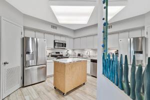 Køkken eller tekøkken på Windward Pointe 804- Sleeps 10 beachfront Resort amenities