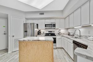 Køkken eller tekøkken på Windward Pointe 804- Sleeps 10 beachfront Resort amenities