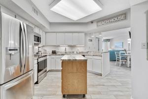 Køkken eller tekøkken på Windward Pointe 804- Sleeps 10 beachfront Resort amenities