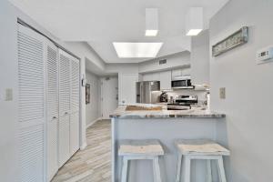 Køkken eller tekøkken på Windward Pointe 804- Sleeps 10 beachfront Resort amenities + 35 billeder