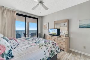 En eller flere senge i et værelse på Windward Pointe 804- Sleeps 10 beachfront Resort amenities + 34 billeder