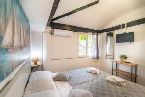 Postel nebo postele na pokoji v ubytování Giovanna Boutique Rooms & Pool + 37 fotografií