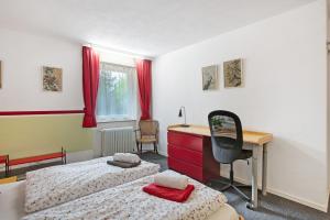 Haus vor Anker في فيلدبرج: غرفة نوم بسريرين ومكتب ومكتب