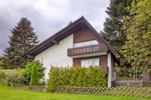 uma pequena casa com uma varanda em cima em Haus vor Anker em Feldberg
