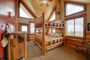 1 dormitorio con 2 literas en una cabaña de madera en Luxe Lodge in the Tetons for Large Group Retreats! en Newdale