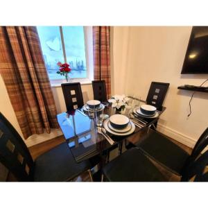 a dining room with a table and chairs and a table and chairsktop at Stylish 1 Bed Flat in the Heart of Marble Arch in London