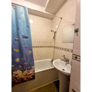 uma casa de banho com um lavatório e uma cortina de chuveiro em Stylish 1 Bed Flat in the Heart of Marble Arch em Londres