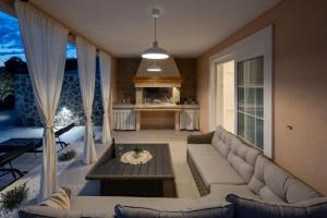 un soggiorno con divano e camino di Villa Gospoja a Ražanj