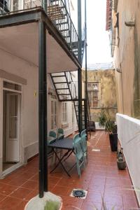 une terrasse avec une table et un escalier en colimaçon. dans l'établissement Garden Apartment, à Lisbonne