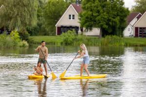 un par de personas en tablas de paddle en el agua en Center Parcs Sandur Emmen en Emmen