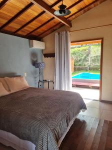 Tempat tidur dalam kamar di Chalés da Estrada Velha