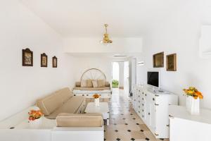 Sala de estar blanca con sofá y mesa en Ostuni a Mare, en Ostuni