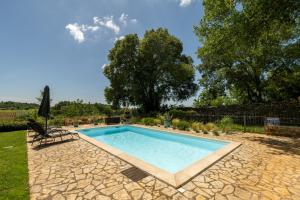 Little Owl Estate - Authentic Istrian Stone Villa tesisinde veya buraya yakın yüzme havuzu
