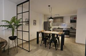 圣米格尔·德·图库玛Alamos 1 A的房间里有一张桌子和几把椅子的厨房