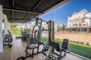 un gimnasio con una fila de máquinas de correr en Occidental Torremolinos Playa en Torremolinos