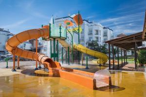 um parque aquático com escorrega aquático em Occidental Torremolinos Playa em Torremolinos