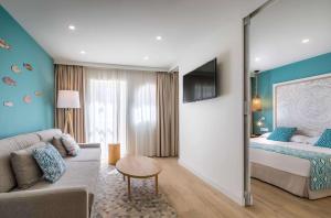 Кровать или кровати в номере Occidental Torremolinos Playa